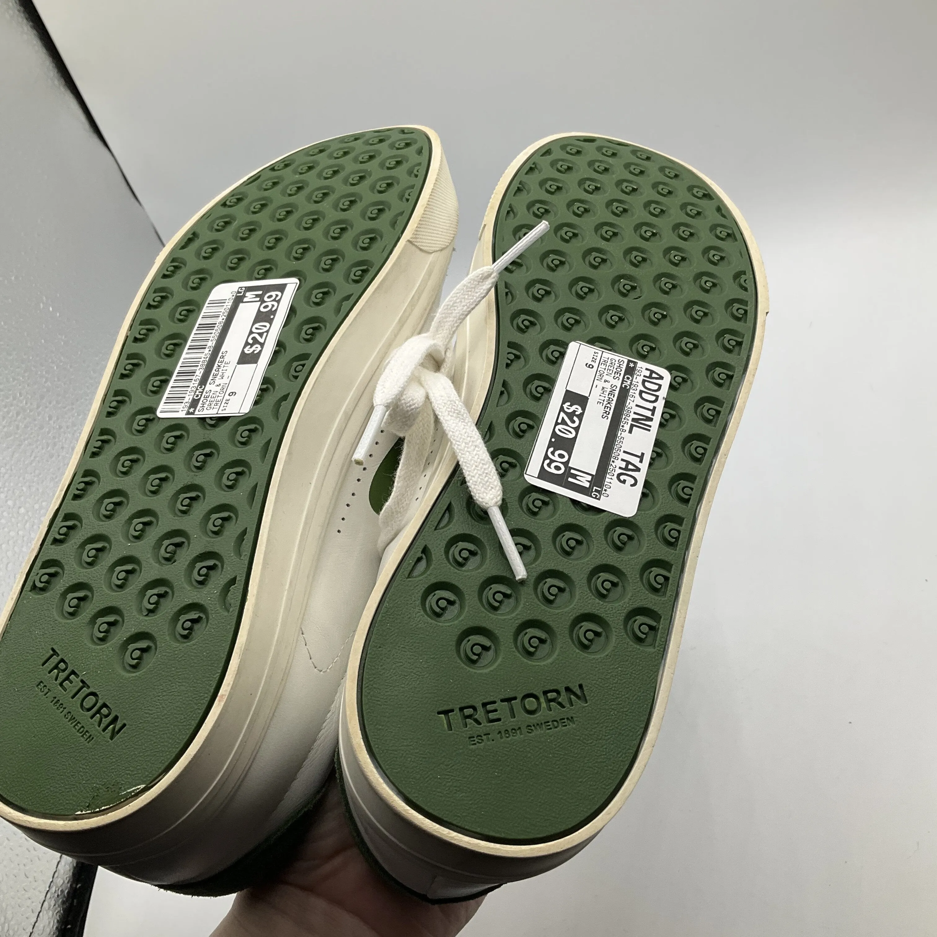 Shoes Sneakers By Cmc  Size: 9