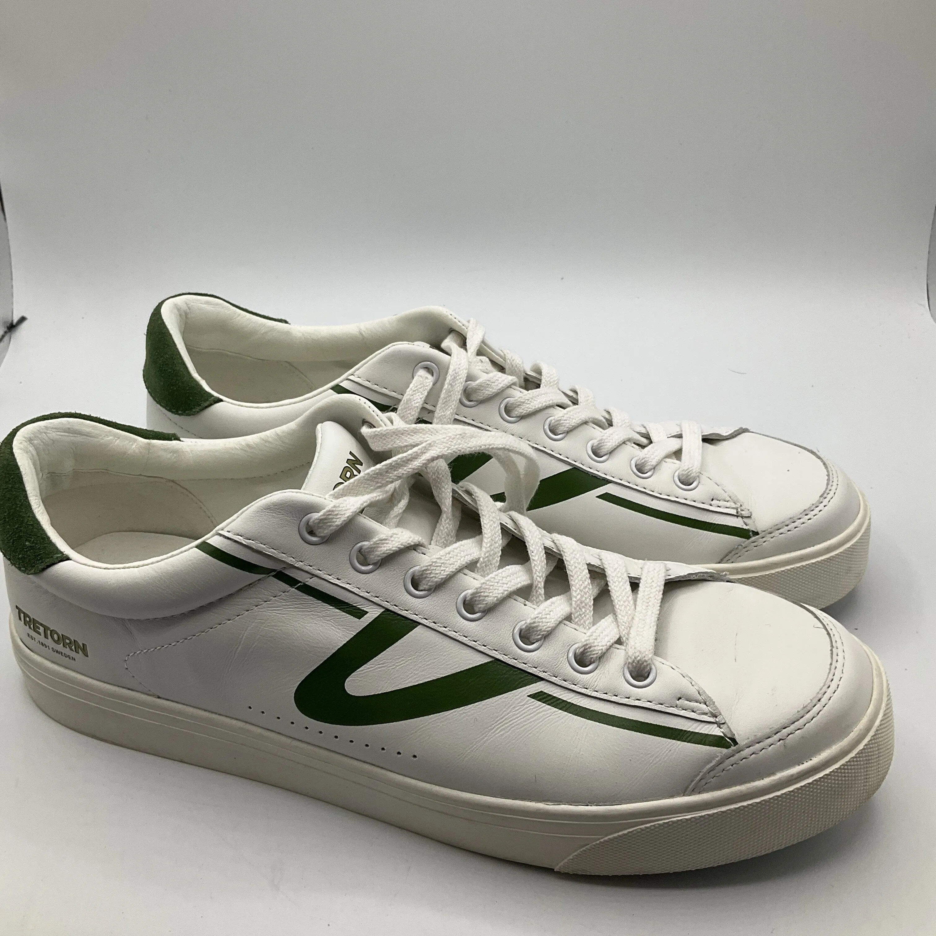 Shoes Sneakers By Cmc  Size: 9